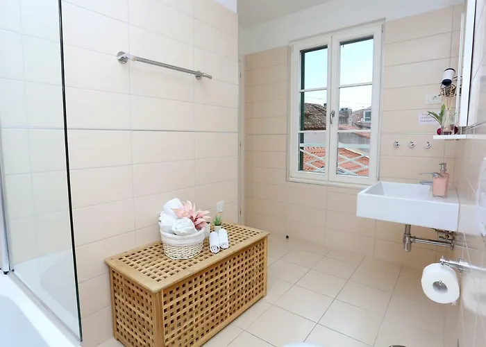 Luxury Apts Leone Centre *