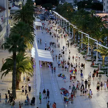 Luxury Apts Leone Centre *