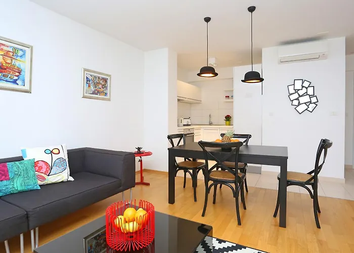 Luxury Apts Leone Centre Апартаменты *