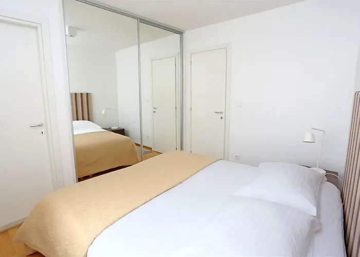 Luxury Apts Leone Centre Апартаменты *