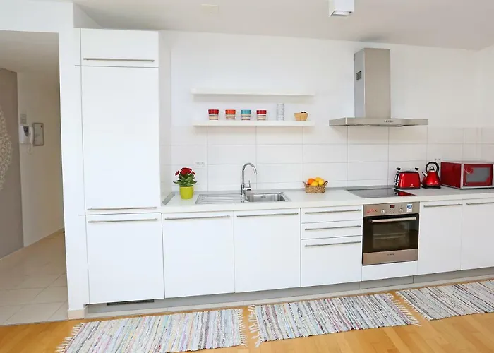 Апартаменты Luxury Apts Leone Centre