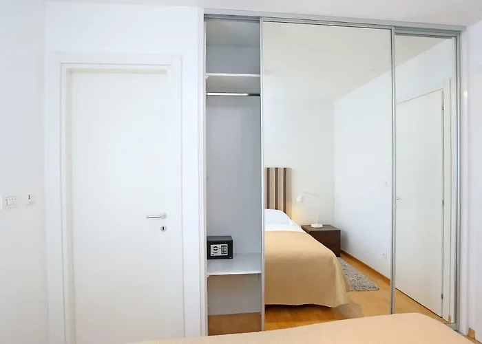 Luxury Apts Leone Centre