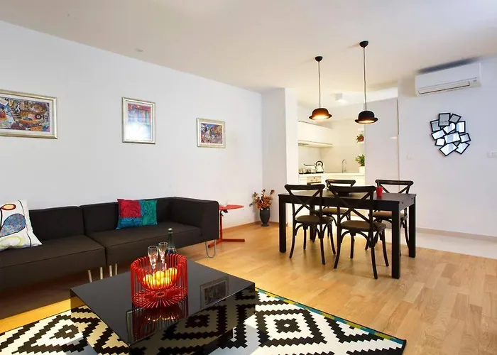 Апартаменты Luxury Apts Leone Centre