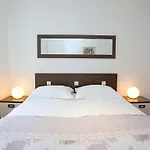 Luxury Apts Leone Centre