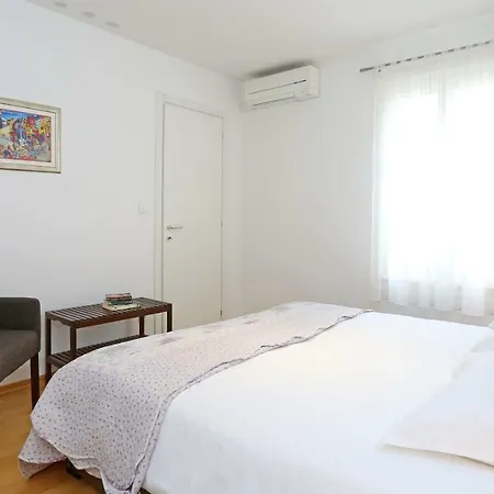 Luxury Apts Leone Centre