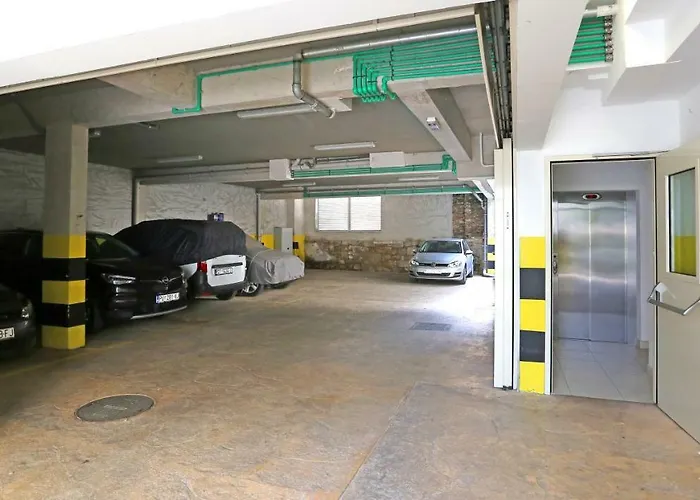 Luxury Apts Leone Centre شقة *