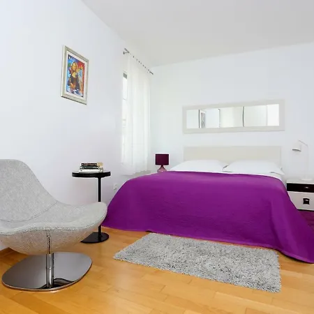 Luxury Apts Leone Centre アパート